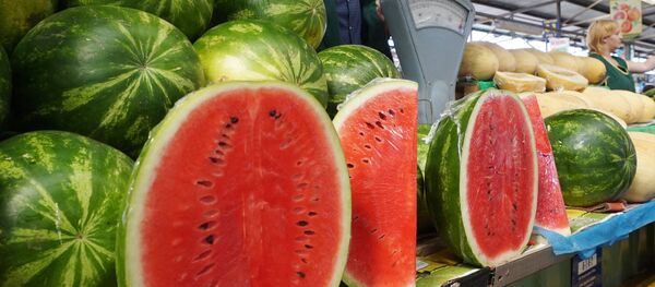Продажа арбузов на продовольственном рынке Продажа арбузов на продовольственном рынке - Sputnik Ўзбекистон