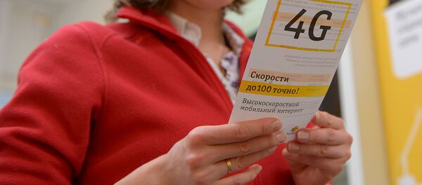 Клиентка рассматривает брошюру в офисе компании Билайн Клиентка рассматривает брошюру в офисе компании Билайн - Sputnik Ўзбекистон