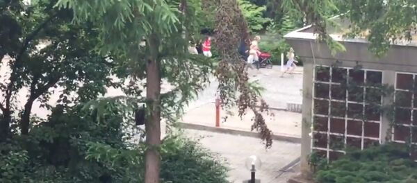 Люди бегут из ТЦ Олимпия в Мюнхене, где произошла стрельба Люди бегут из ТЦ Олимпия в Мюнхене, где произошла стрельба - Sputnik Узбекистан