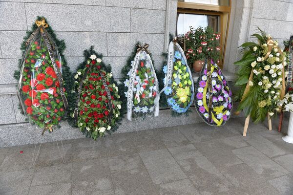 К месту прощания с Павлом Шереметом доставлено множество венков, в том числе от президента Украины, родственников Бориса Немцова, ряда средств массовой информации К месту прощания с Павлом Шереметом доставлено множество венков, в том числе от президента Украины, родственников Бориса Немцова, ряда средств массовой информации - Sputnik Узбекистан