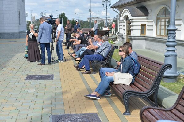 Коллеги и знакомые Павла Шеремета в ожидании церемонии прощания с погибшим в Киеве журналистом Коллеги и знакомые Павла Шеремета в ожидании церемонии прощания с погибшим в Киеве журналистом - Sputnik Узбекистан