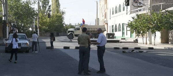 Первые интервью с места захвата полка ППС в Ереване Первые интервью с места захвата полка ППС в Ереване - Sputnik Узбекистан