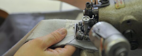 Работа в цехе швейной фабрики Работа в цехе швейной фабрики - Sputnik Ўзбекистон