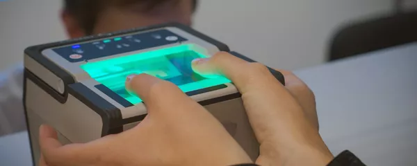 Процедура снятия биометрических данных в визовом центре Санкт-Петербурга - Sputnik Узбекистан