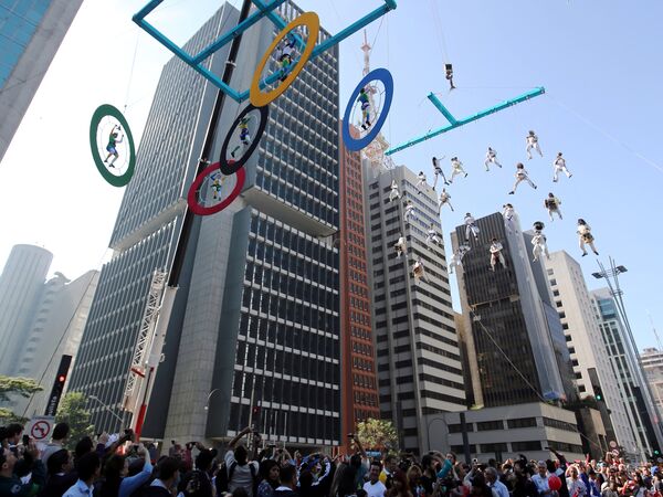 Акробаты на олимпийских кольцах в финансовом центре Сан-Паулу, Бразилия - Sputnik Узбекистан