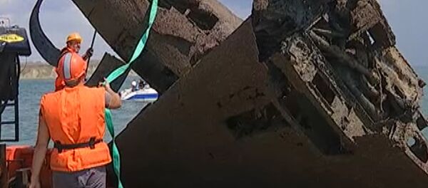 Найденный штурмовик Ил-2 времен ВОВ краном подняли со дна Черного моря - Sputnik Узбекистан