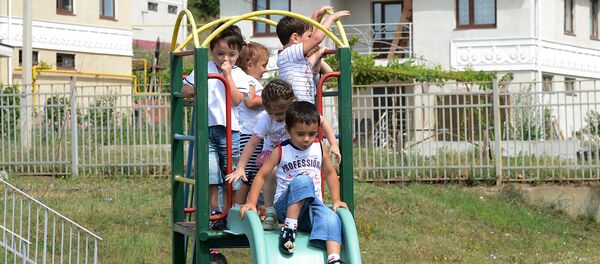 Дети играют на площадке детского сада Дети играют на площадке детского сада - Sputnik Ўзбекистон