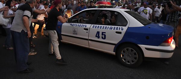 Ситуация близ захваченного в Ереване здания полка полиции Ситуация близ захваченного в Ереване здания полка полиции - Sputnik Узбекистан