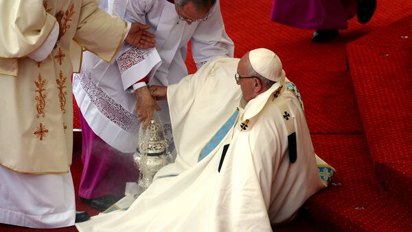 Папа Римский упал во время мессы в Польше - Sputnik Узбекистан