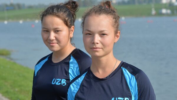 Спортсменки из Узбекистана Анна Тазбекова (справа) и Айжамал Жолдаспаева - Sputnik Узбекистан