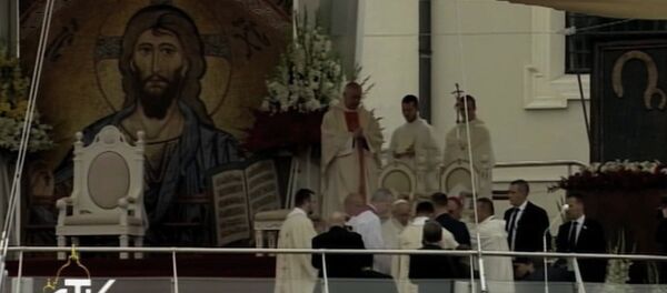 Папа римский Франциск упал во время богослужения в Польше - Sputnik Узбекистан