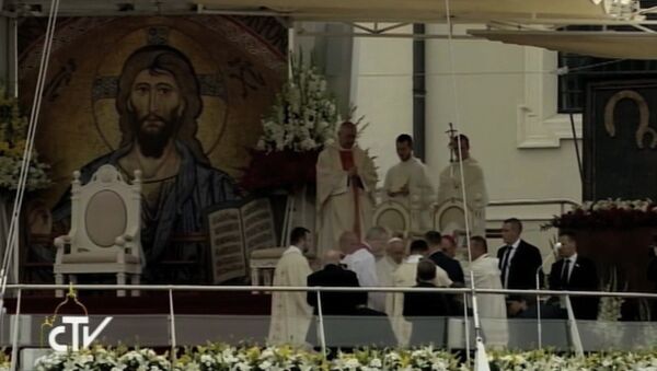 Папа римский Франциск упал во время богослужения в Польше - Sputnik Узбекистан