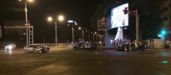 Авария на перекрестке возле Фрунзенского торгового центра Авария на перекрестке возле Фрунзенского торгового центра - Sputnik Узбекистан