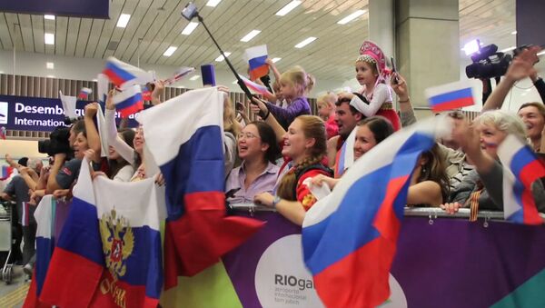Болельщики спели Катюшу российским олимпийцам в аэропорту Рио-де-Жанейро - Sputnik Узбекистан
