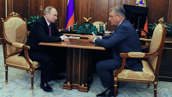 Rossiya Prezidenti Vladimir Putin (chapda) va Rosreyestr rahbari Igor Vasilyev - Sputnik O‘zbekiston