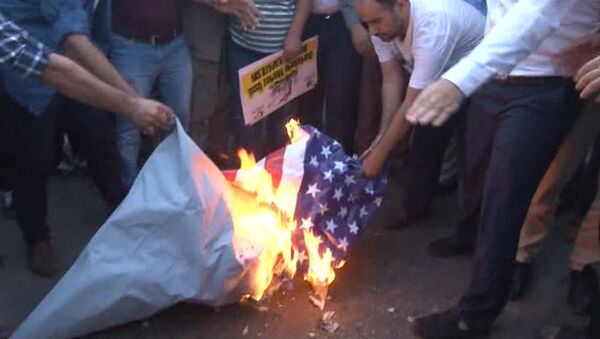 Протестующие сожгли флаг США перед военной базой НАТО в Турции - Sputnik Узбекистан