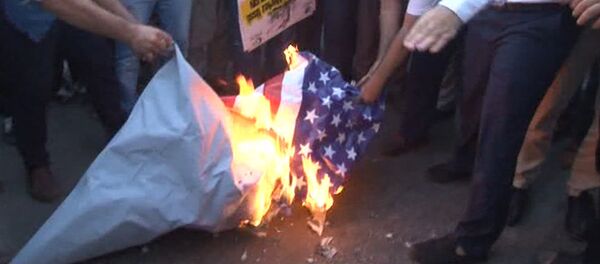 Протестующие сожгли флаг США перед военной базой НАТО в Турции Протестующие сожгли флаг США перед военной базой НАТО в Турции - Sputnik Узбекистан