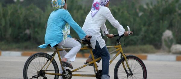 Иранские женщины на велосипедах Иранские женщины на велосипедах - Sputnik Ўзбекистон