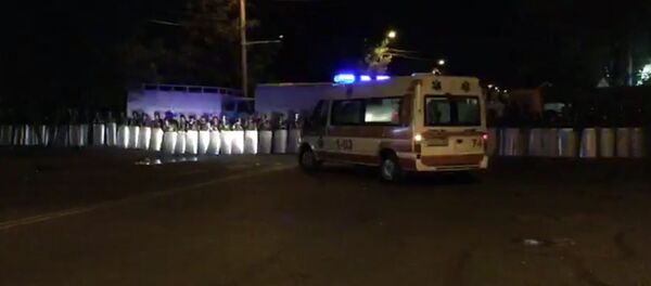 Машина скорой помощи заехала на территорию захваченного здания полка ППС Машина скорой помощи заехала на территорию захваченного здания полка ППС - Sputnik Узбекистан