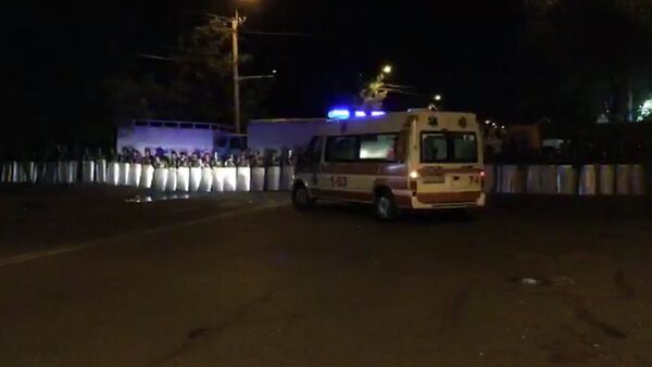 Машина скорой помощи заехала на территорию захваченного здания полка ППС - Sputnik Узбекистан