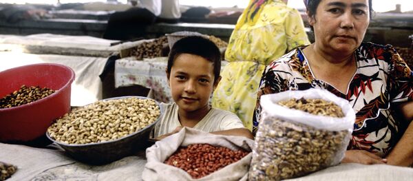 Торговля орехами на рынке в Ташкенте - Sputnik Узбекистан