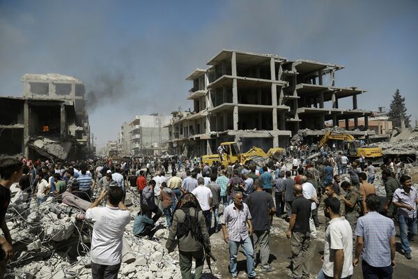 Сирийцы на месте взрыва бомбы в северо-восточном сирийском городе Камышли - Sputnik Узбекистан