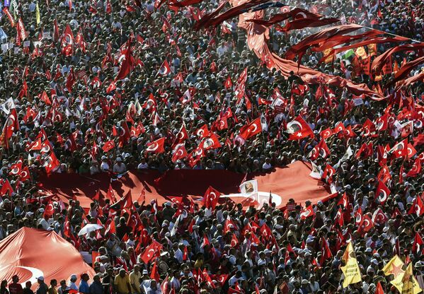 Сторонники различных политических партий с турецкими флагами и портретами Ататюрка, основателя современной Турции, на Стамбульской площади Таксим - Sputnik Узбекистан