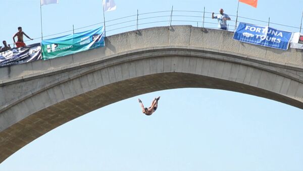 Прыжки с моста в воду: как состязались смельчаки в Боснии и Герцеговине - Sputnik Узбекистан