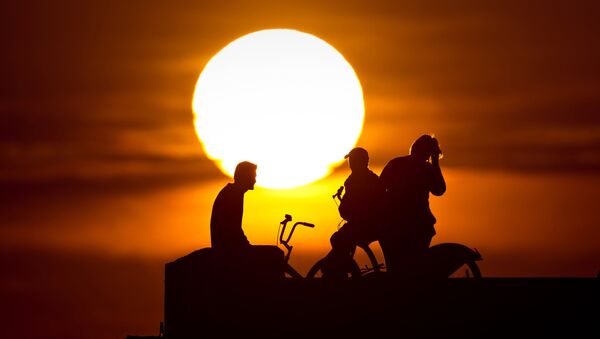 Велосипедисты на закате. - Sputnik Узбекистан