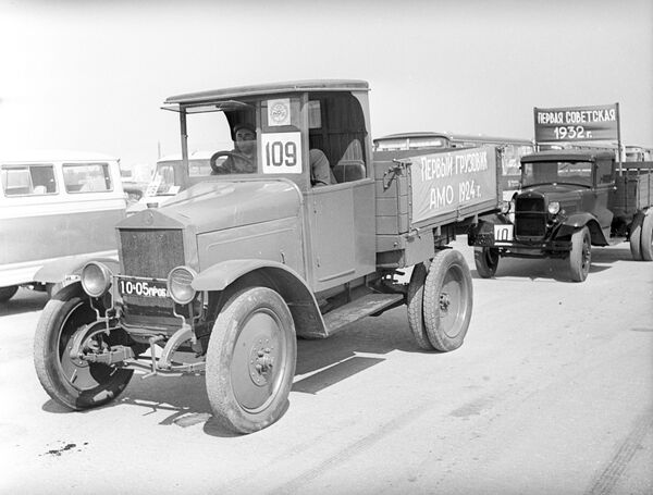 Первый советский грузовой автомобиль АМО-Ф-15, выпущенный в 1924 году - Sputnik Узбекистан