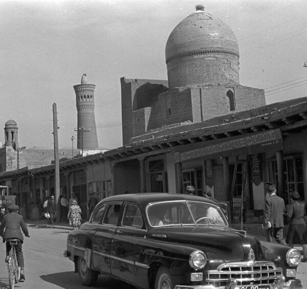 Автомобиль ЗИС на фоне мечети Калян в Бухаре - Sputnik Узбекистан