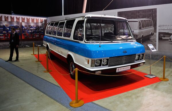 Микроавтобус ЗИЛ-118К Юность на выставке Гараж особого назначения - Sputnik Узбекистан