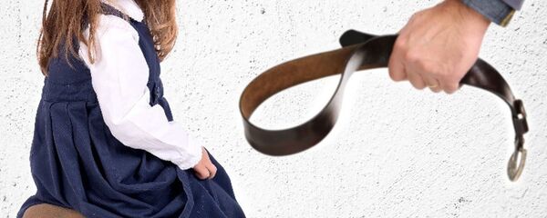 Избиение ребенка. Постановочное фото Избиение ребенка. Постановочное фото - Sputnik Ўзбекистон