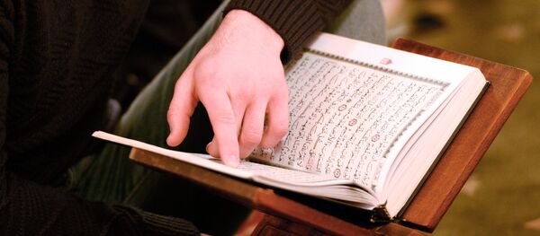 Во время службы в мечети. Архивное фото Во время службы в мечети. Архивное фото - Sputnik Ўзбекистон