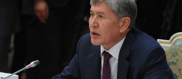 Қирғизистон президенти Алмазбек Атамбаев Қирғизистон президенти Алмазбек Атамбаев - Sputnik Ўзбекистон