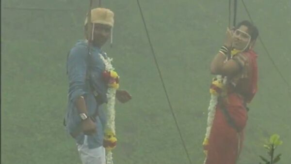 Обмен клятвами на высоте 90 метров – пара из Индии устроила необычную свадьбу - Sputnik Узбекистан