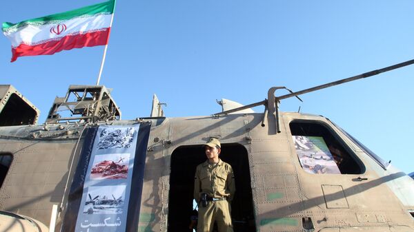 Oblomki amerikanskogo vertoleta s flagom Irana - Sputnik O‘zbekiston