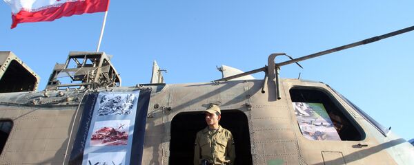 Обломки американского вертолета с флагом Ирана Обломки американского вертолета с флагом Ирана - Sputnik Ўзбекистон