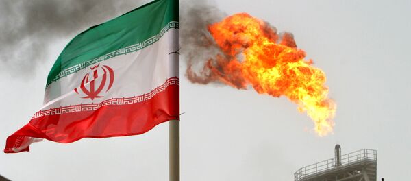 Газовый факел на нефтедобывающей платформе. Месторождение Соруш Газовый факел на нефтедобывающей платформе. Месторождение Соруш - Sputnik Ўзбекистон