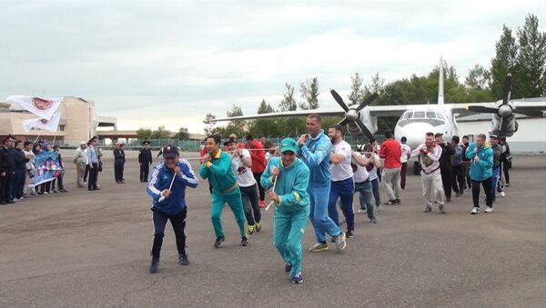 Казахстанцы протащили самолет Ан-26 по взлетной полосе в поддержку олимпийцев - Sputnik Узбекистан