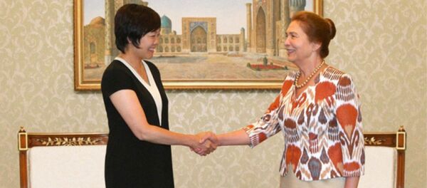 Япония бош вазири Шиндзо Абэнинг рафиқаси Акиэ Абэ (чапда) Тошкентга ташриф буюрди - Sputnik Ўзбекистон