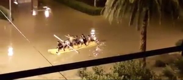 На «банане» по улицам Сухума. Кадры ночного наводнения - Sputnik Узбекистан