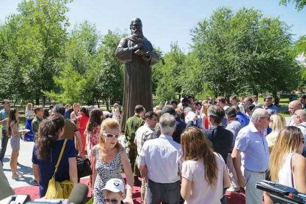 Открылся памятник Омару Хайяму а Астрахани  Открылся памятник Омару Хайяму а Астрахани  - Sputnik Ўзбекистон