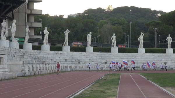 Римляне с флагами России пробежали по стадиону в поддержку легкоатлетов из РФ - Sputnik Узбекистан