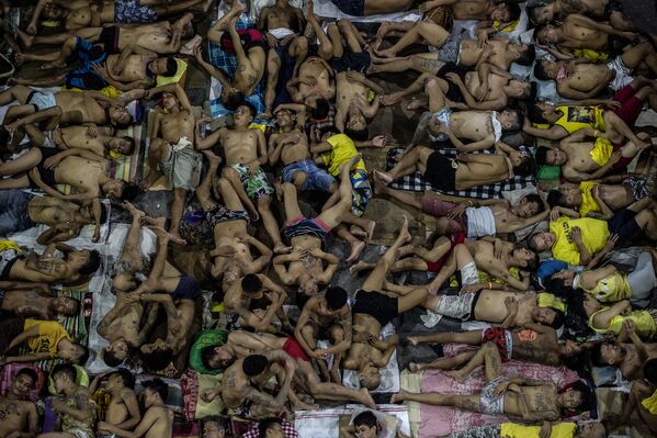 Заключенные спят на открытой баскетбольной площадке внутри тюрьмы Кесон-Сити. Манила, Филиппины - Sputnik Узбекистан