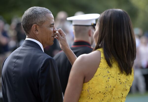Первая леди США Мишель Обама вытирает нос президента США Барака Обамы - Sputnik Узбекистан