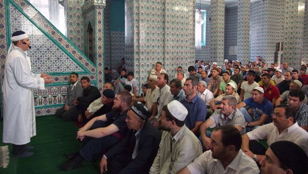 Мусульмане во время праздника Курбан-Байрам в Севастопольской соборной мечети Акъяр Джами в Крыму - Sputnik Узбекистан
