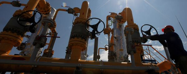 Рабочий у блока сепарационных установок на газораспределительной станции Рабочий у блока сепарационных установок на газораспределительной станции - Sputnik Узбекистан