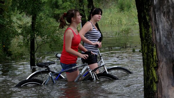 Девушки с велосипедами на затопленной улице - Sputnik Ўзбекистон