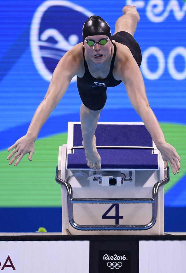 Женский финал в плавании, Американка Лилли Король - Sputnik Узбекистан